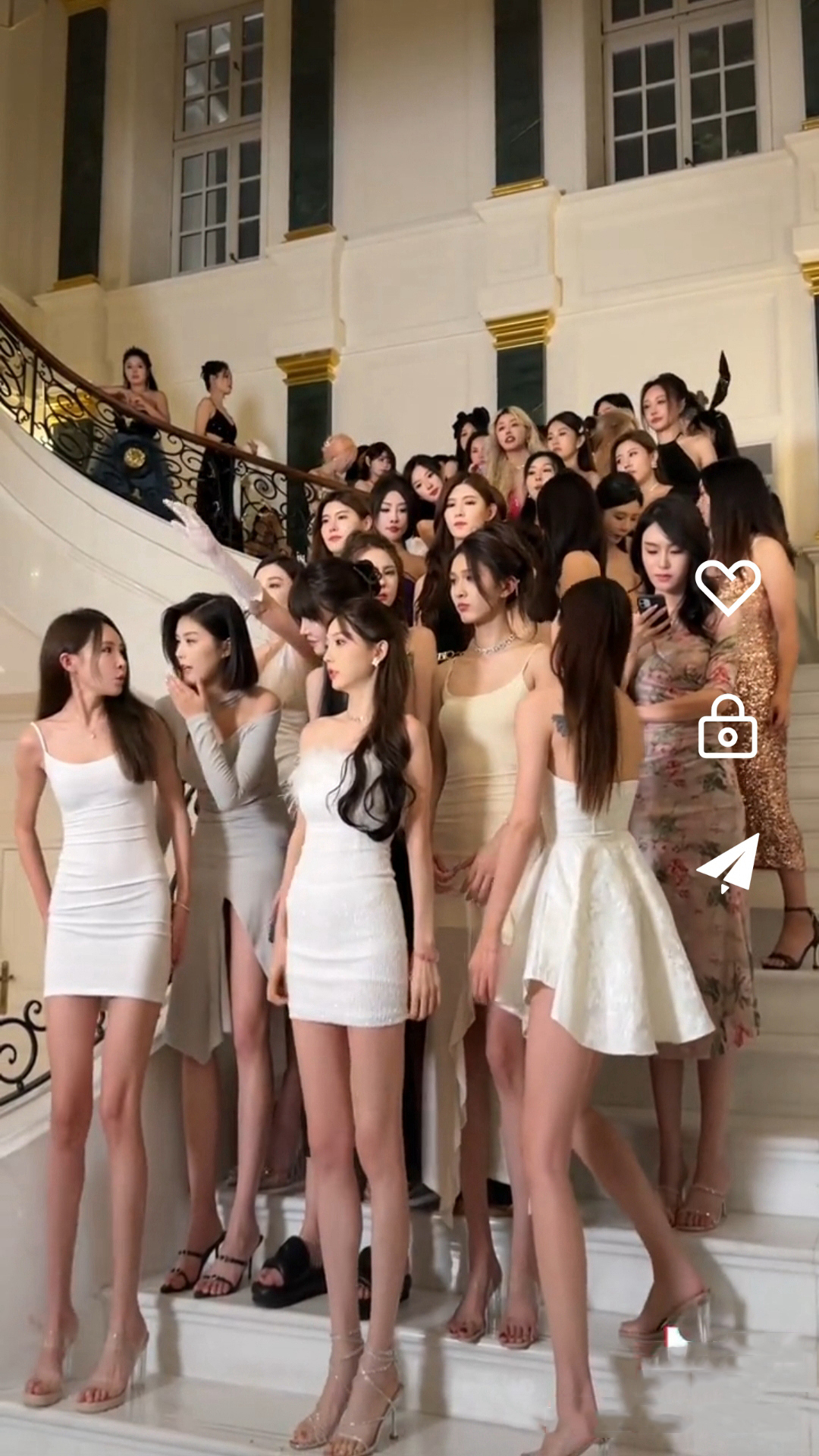爬行女孩嫁给46岁大叔截图